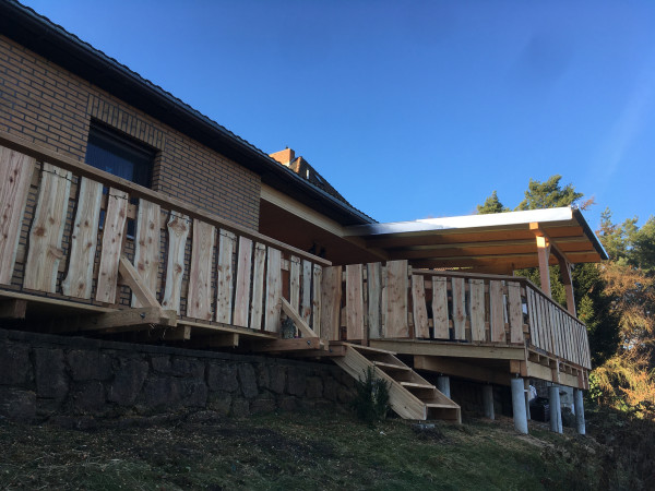 Rustikale Holzterrasse in sägerauhem Lärche