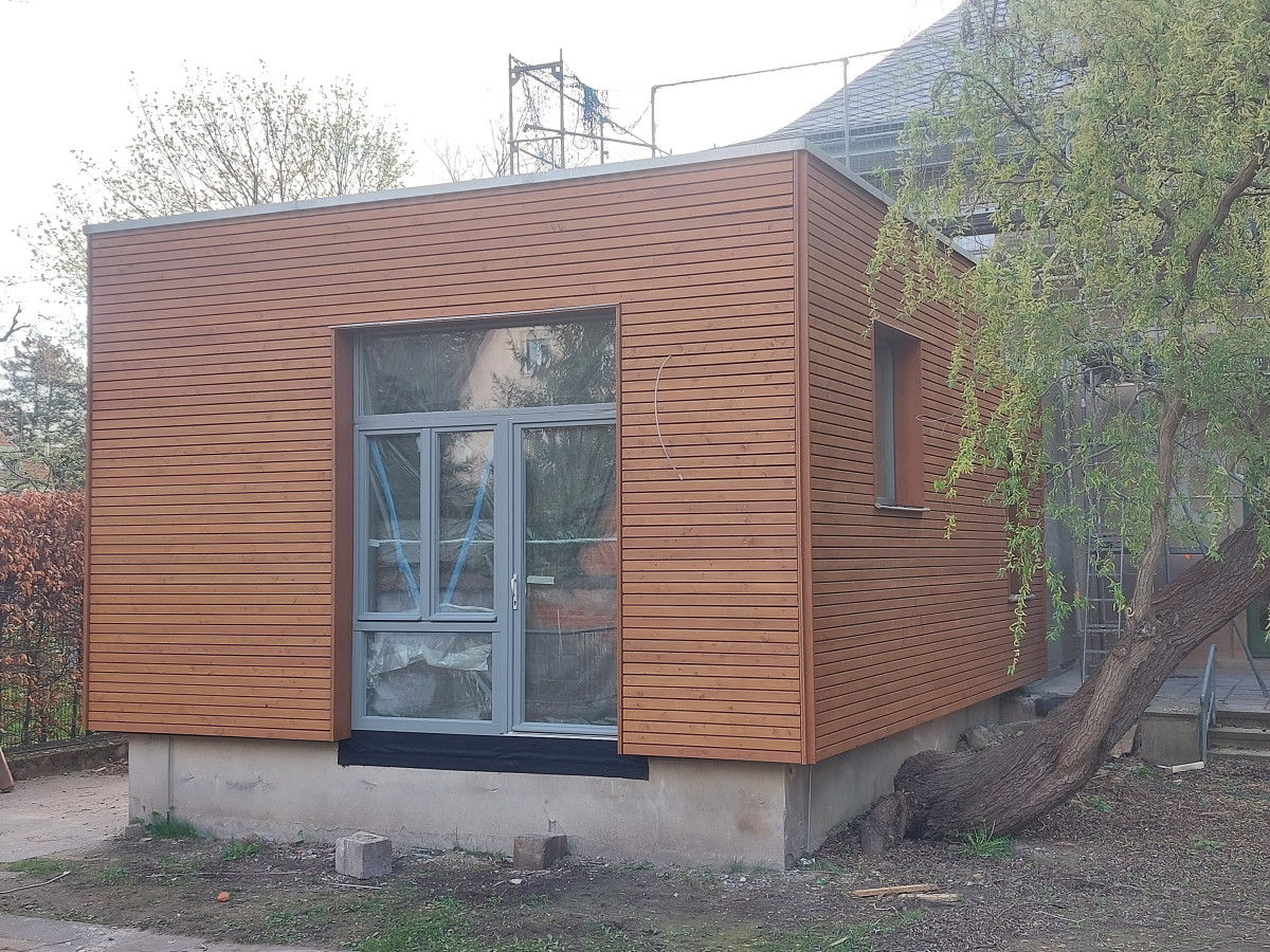 Anbau mit Rhombusfassade in Lärche