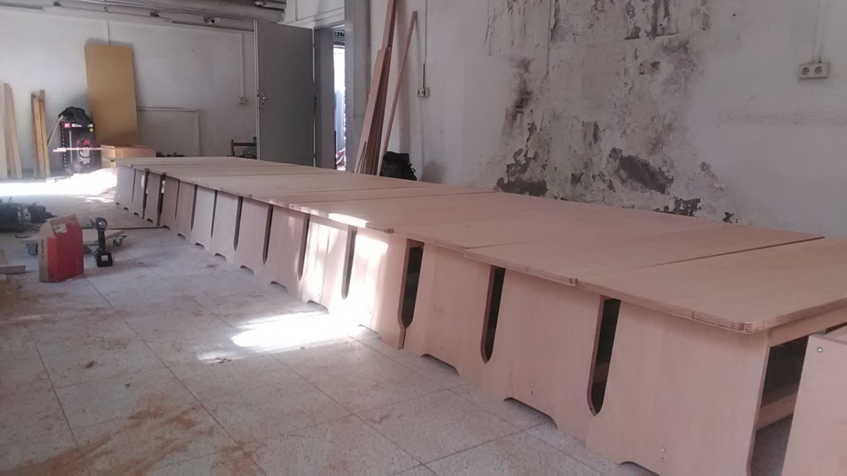 Holzbänke, Schulbänke