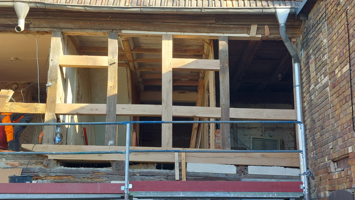 Teilsanierung eines Denkmal geschützten Fachwerkhaus (Mühle) von 1700 durch unsere Zimmerei.